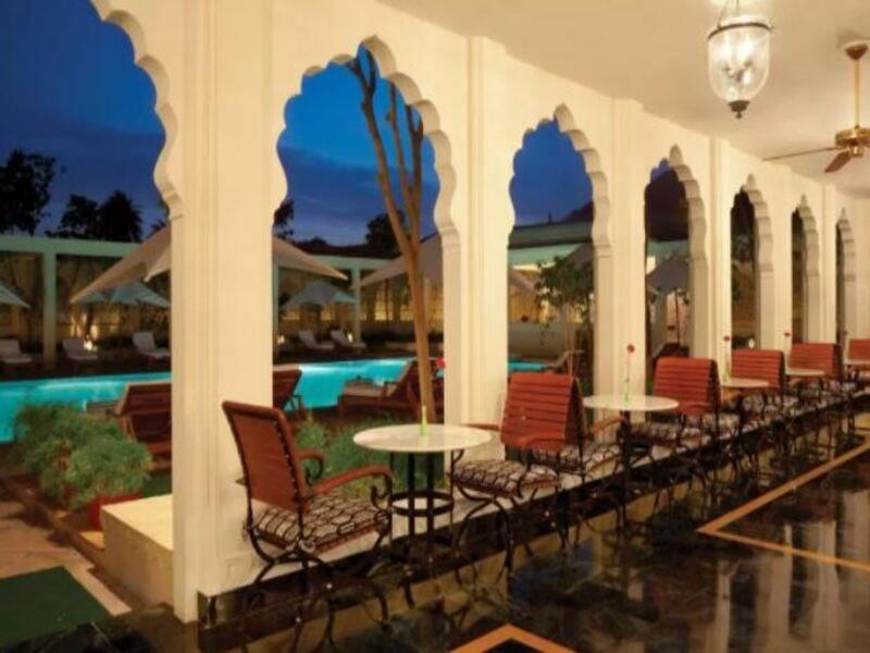 Trident Jaipur Hotel Exterior foto The pool at the Taj Bengal