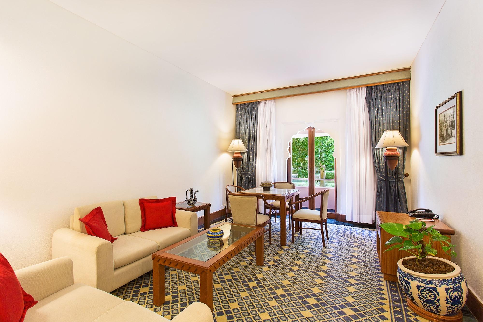 Trident Jaipur Hotel Exterior foto A living room at the hotel