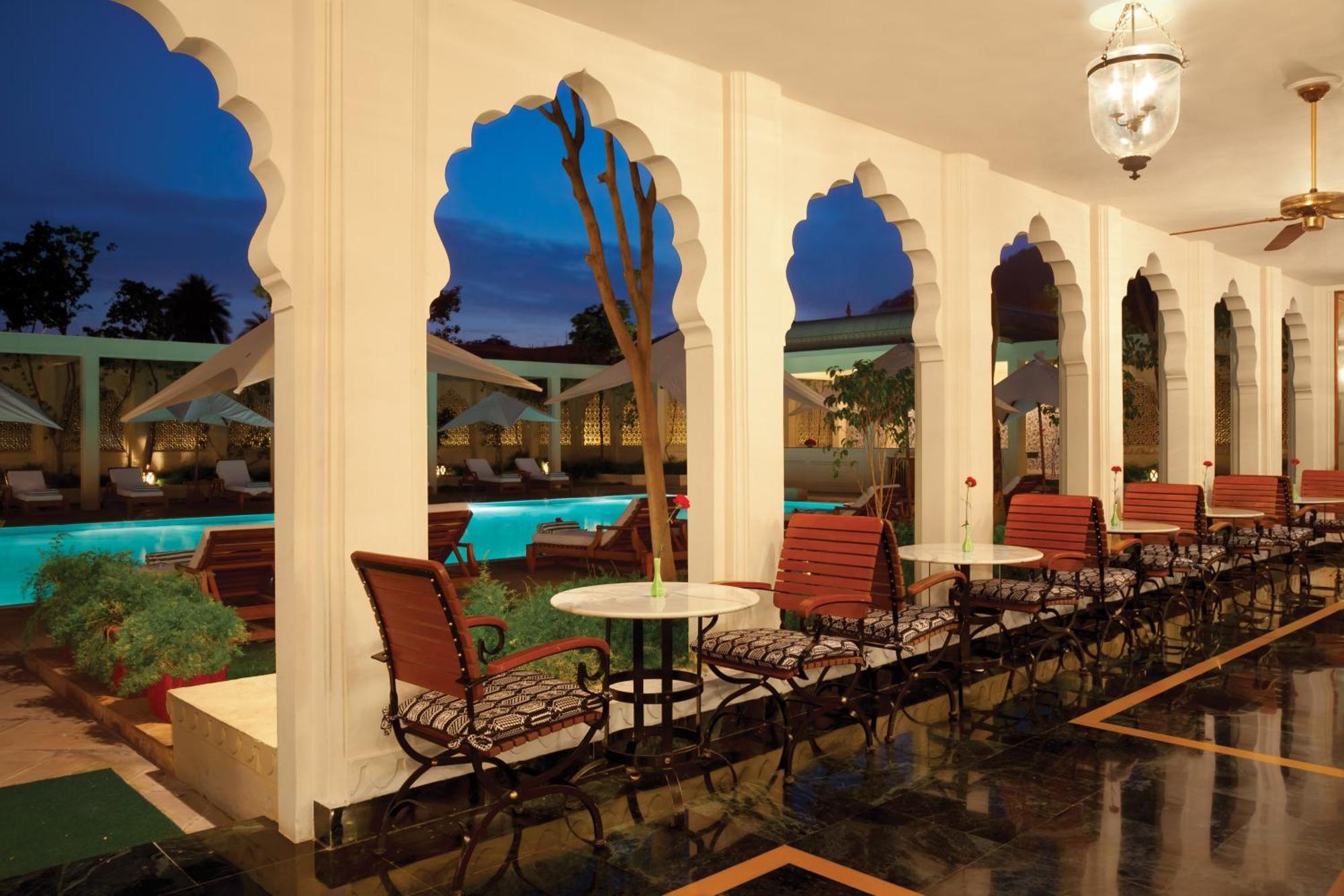 Trident Jaipur Hotel Exterior foto The pool at the Taj Bengal