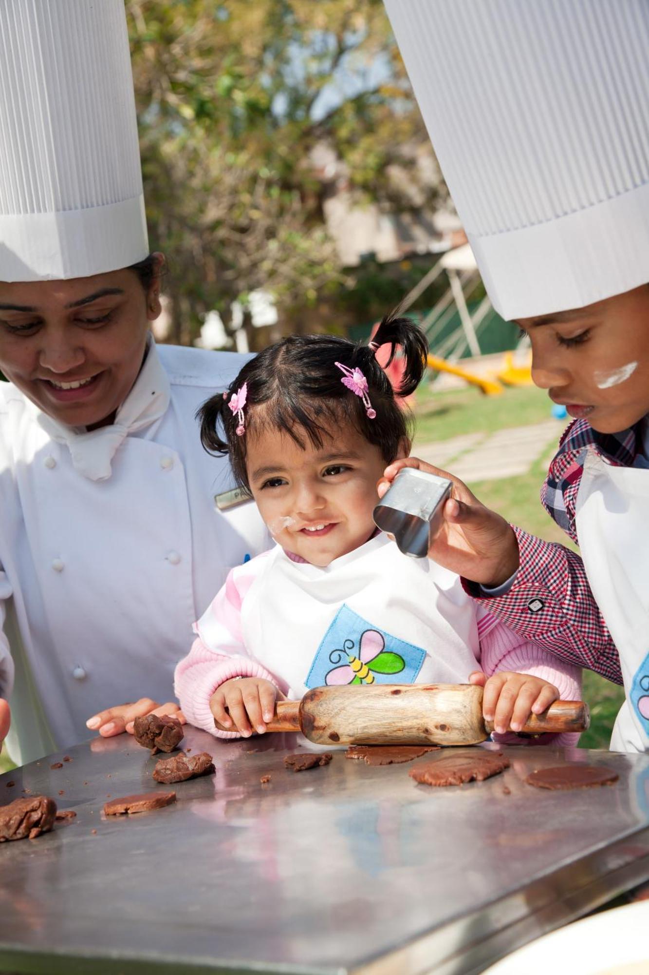 Trident Jaipur Hotel Exterior foto A child with a cochlear implant