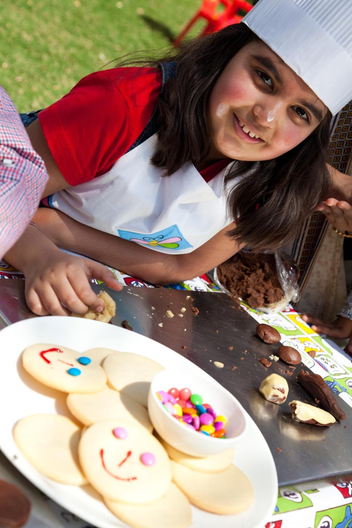 Trident Jaipur Hotel Exterior foto A child wearing an apron