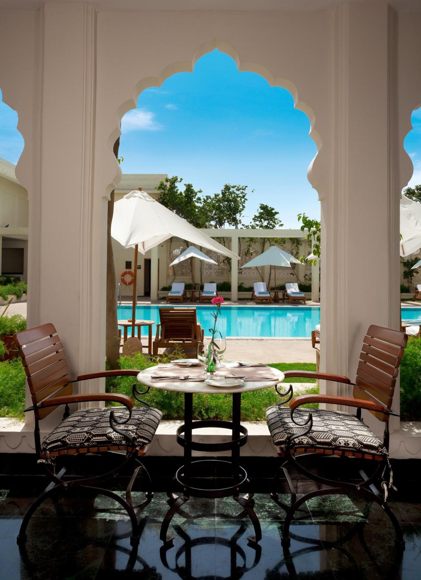 Trident Jaipur Hotel Exterior foto The pool at the Taj Bengal