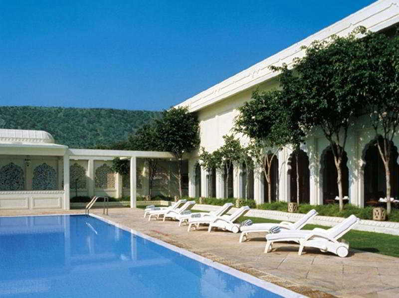 Trident Jaipur Hotel Exterior foto The swimming pool at the hotel