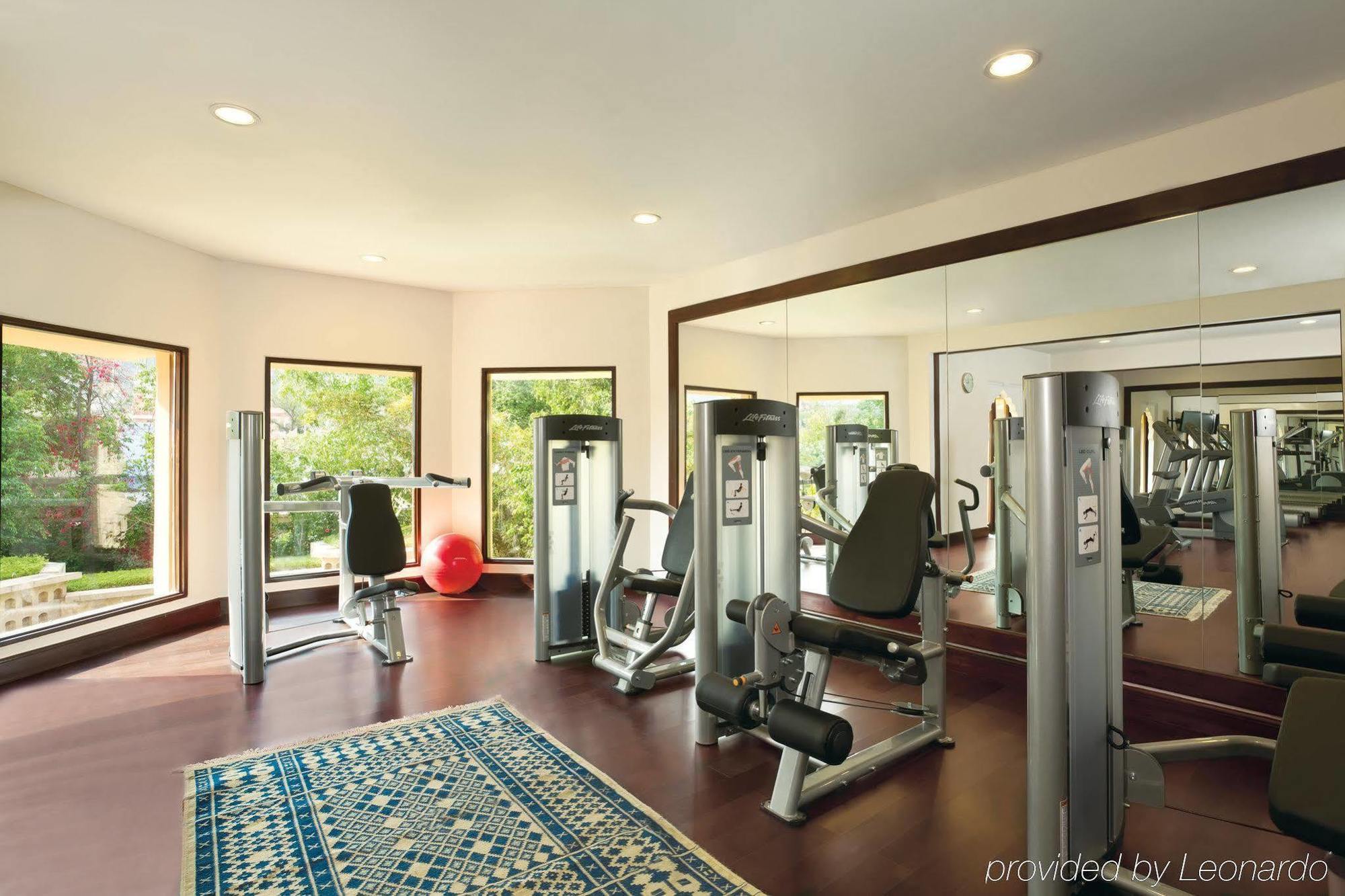 Trident Jaipur Hotel Instalações foto The gym at the Taj Bengal