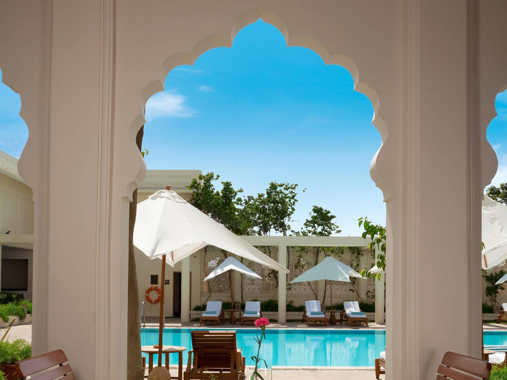 Trident Jaipur Hotel Exterior foto The pool at the Taj Bengal